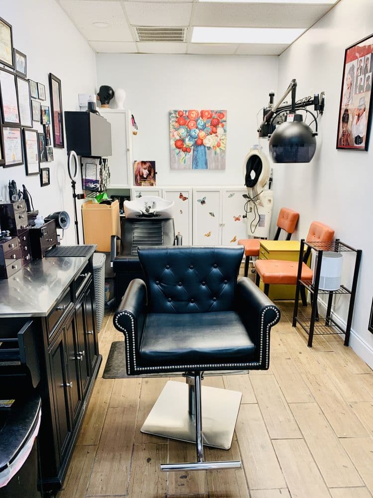 Uptown Diva Salon Studio - hair transplant in Jacksonville, FL